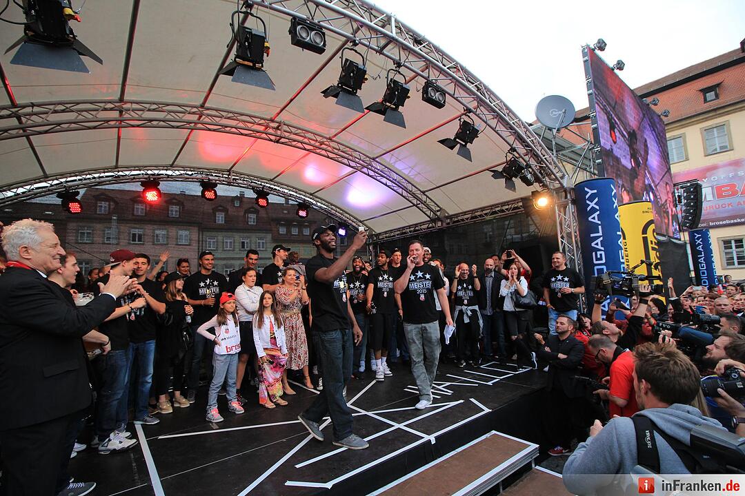 Meister-Party am Maxplatz