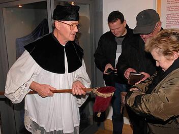 Franz Herrler ließ als Pfarrer den Besuchern den Geldbeutel zücken. Foto: Gerd Schaar