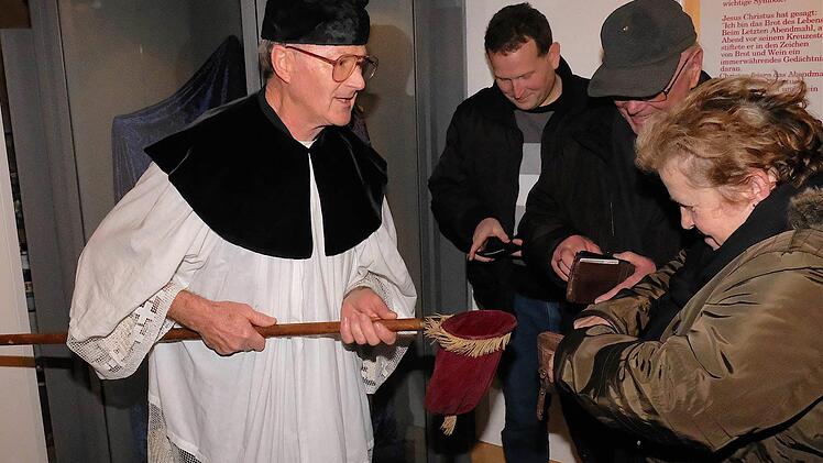Franz Herrler ließ als Pfarrer den Besuchern den Geldbeutel zücken. Foto: Gerd Schaar