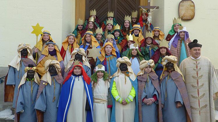 In sieben Gruppen zogen die 33 Ministranten durch Stettfeld, um für das Sternsingerprojekt in Kenia zu sammeln. Rechts: Pfarrer Matthias Rusin. Foto: Maria Egglseder