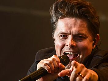 Umjubelter Auftritt: Michael Patrick Kelly fasziniert im ausverkauften Schlosshof von Tambach. Foto: Jochen Berger