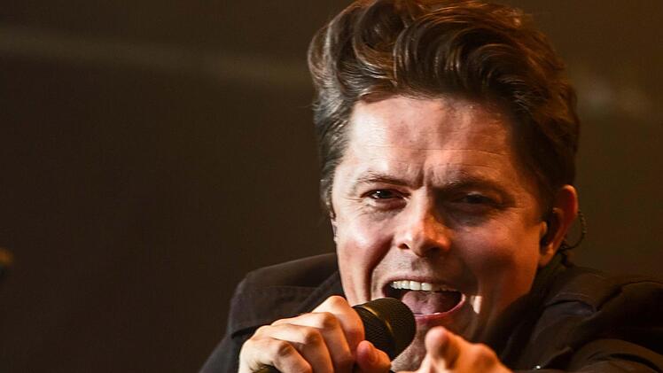 Umjubelter Auftritt: Michael Patrick Kelly fasziniert im ausverkauften Schlosshof von Tambach. Foto: Jochen Berger