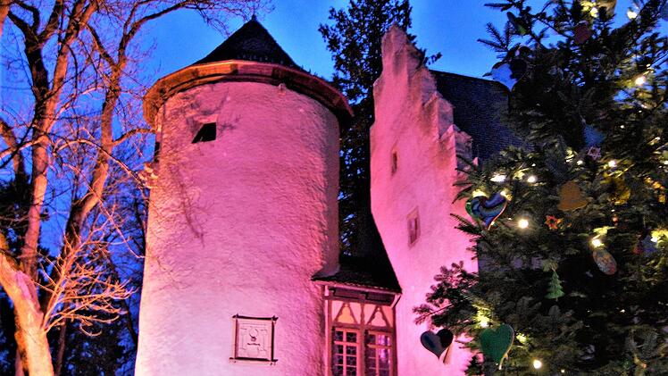 Das für den Weihnachtsmarkt festlich illuminierte Schloss Aschach. Foto: Sigismund von Dobschütz