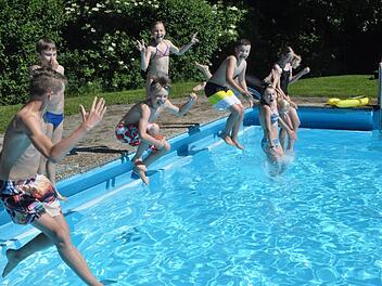 "Auf die Plätze, fertig, los!" So wie 2017 würden sich vor allem die Kinder gerne im Kraisdorfer Schwimmbad vergnügen. Zurzeit sind der Schwimmbadverein und die Gemeinde Pfarrweisach auf der Suche nach einer Badeaufsicht. Archiv/Simon Albrecht