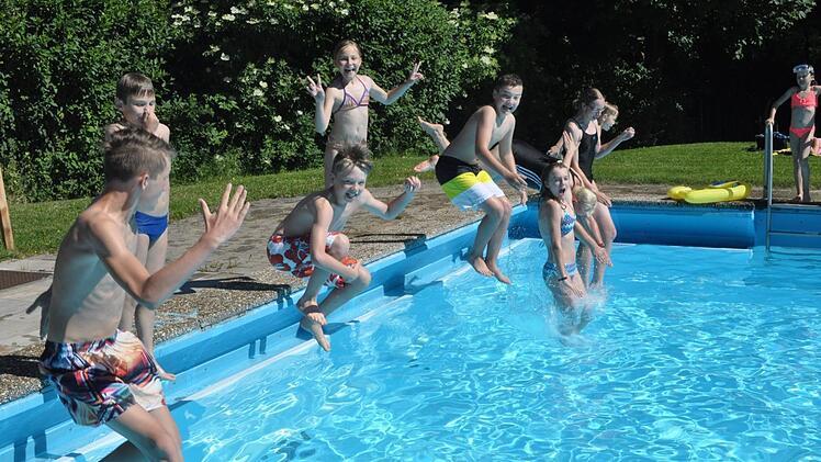 "Auf die Plätze, fertig, los!" So wie 2017 würden sich vor allem die Kinder gerne im Kraisdorfer Schwimmbad vergnügen. Zurzeit sind der Schwimmbadverein und die Gemeinde Pfarrweisach auf der Suche nach einer Badeaufsicht. Archiv/Simon Albrecht