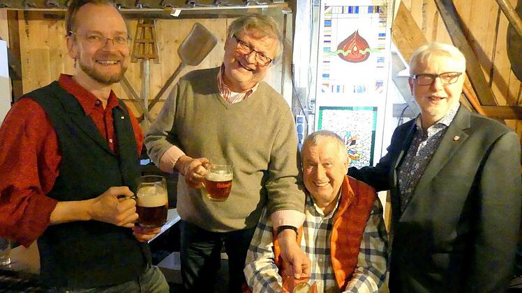 Der Geschäftsführer der Genussregion Oberfranken, Norbert Heimbeck, Hans Wernlein, Glashandwerker Bernt Pingel und Hans Moos (von links). Foto: Dieter Hübner