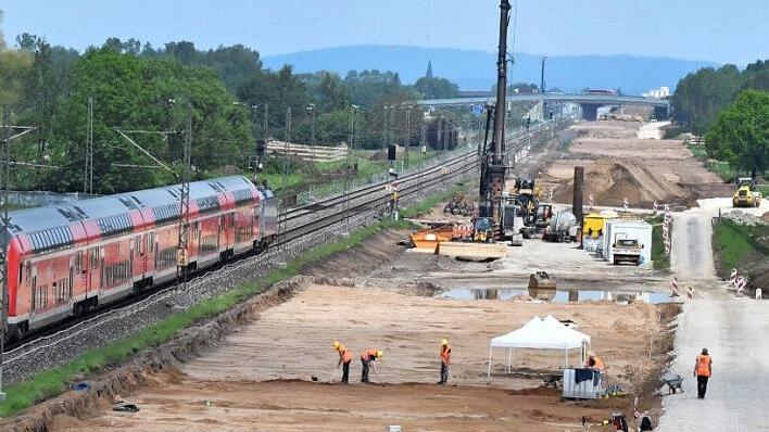 Von Breitengüßbach her rückt der Bahnausbau auf Hallstadt vor. Foto: Ronald Rinklef
