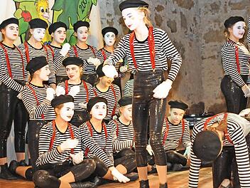 Gut drei Stunden lang ging es in der gut besetzten Zehntscheune vor begeisterten Narren und Gästen hoch her. Hier zeigt die große Garde ihren Showtanz "Afrika".  Fotos: Karl Heinz Wirth