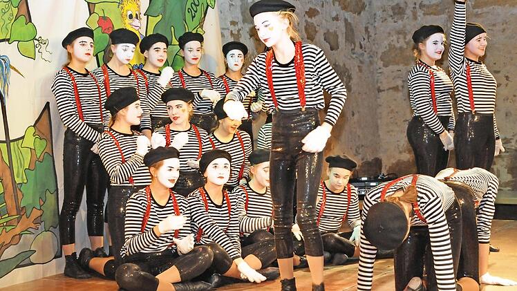 Gut drei Stunden lang ging es in der gut besetzten Zehntscheune vor begeisterten Narren und Gästen hoch her. Hier zeigt die große Garde ihren Showtanz "Afrika".  Fotos: Karl Heinz Wirth