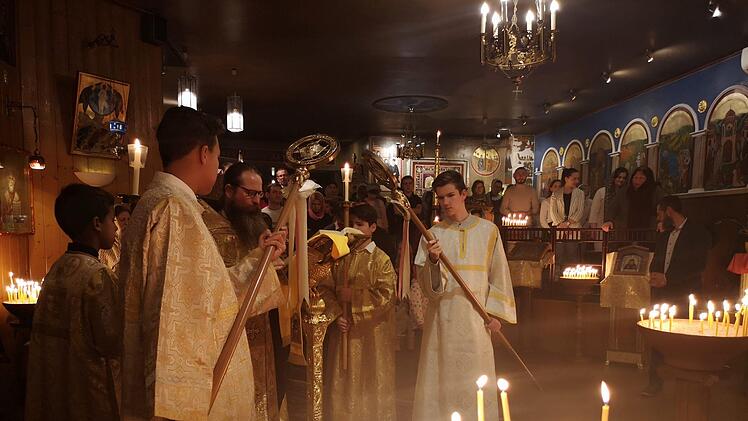 Das Evangelium von der Geburt Christi wurde Kaplan Alexander Schäfer  vorgetragen. Foto: Marion Eckert
