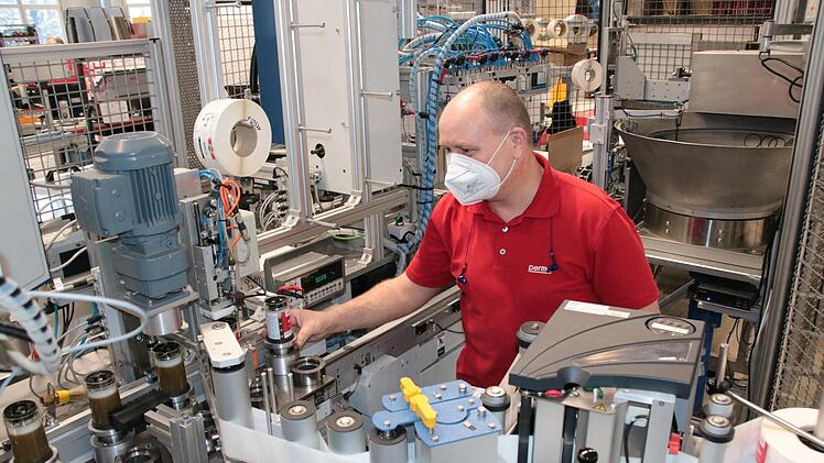 Maschinenführer Marc Bruns kontrolliert eine der vollautomatischen Maschinen, die Perma-Tec selbst für die Produktion in Euerdorf entwickelt hat. Foto:  Ralf Ruppert