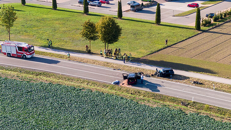 Nach Frontalzusammensto&szlig;: Eine Person verstorben, drei schwer verletzt