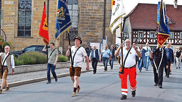 Die Fahnenabordnungen der beteiligten Vereine waren ebenfalls an der Spitze des Festzuges zur Kirchweiher&ouml;ffnung zu sehen.