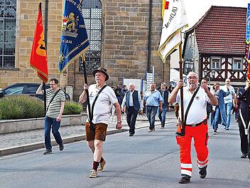 Die Fahnenabordnungen der beteiligten Vereine waren ebenfalls an der Spitze des Festzuges zur Kirchweiheröffnung zu sehen.
