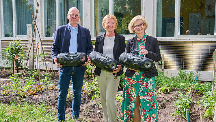Bamberg: Leibniz-Institut spendet CD-Player an Schulen und Kitas