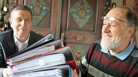 Roland Ballner und Peter Will zeigen die Ordner, mit dem Archivmaterial. Foto: Heike Beudert