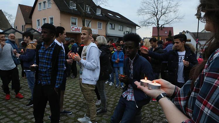 Lichterkette in Adelsdorf gegen Krieg und Gewalt. Foto: Barbara Herbst