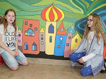 Die elfjährigen Laura Stöcker und Antonia Kolb gehörten zu den jungen Künstlern. Sie haben die Häuser gemalt.Foto: Sonny Adam