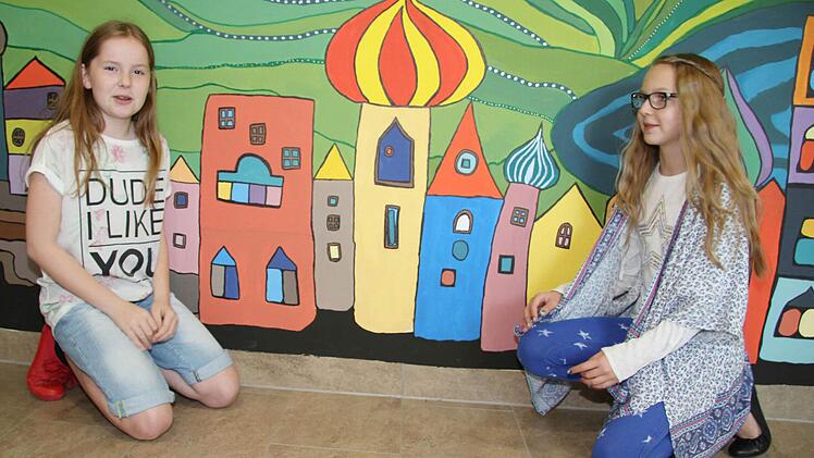 Die elfjährigen Laura Stöcker und Antonia Kolb gehörten zu den jungen Künstlern. Sie haben die Häuser gemalt.Foto: Sonny Adam