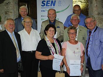Reiner Reuß und Eberhard Gräf (v. l.) sowie Thomas Goppel (r. ) ehrten (v. l.) Oskar Böhm, Hildegard Sommerfeld, Norbert Binder, Ullrich Seelmann, dessen Gattin Rosemarie die Urkunde entgegennahm, und Rudolf Brust.  Foto: Winfried Ehling