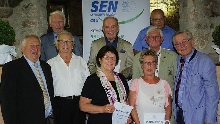 Reiner Reuß und Eberhard Gräf (v. l.) sowie Thomas Goppel (r. ) ehrten (v. l.) Oskar Böhm, Hildegard Sommerfeld, Norbert Binder, Ullrich Seelmann, dessen Gattin Rosemarie die Urkunde entgegennahm, und Rudolf Brust.  Foto: Winfried Ehling