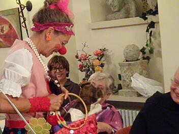 Die Clownin Hermine Herzlich (Bettina Rathgeber) besuchte die Mitgliederversammlung des Helfervereins Juliusspital e.V. Foto: Anneliese Albert