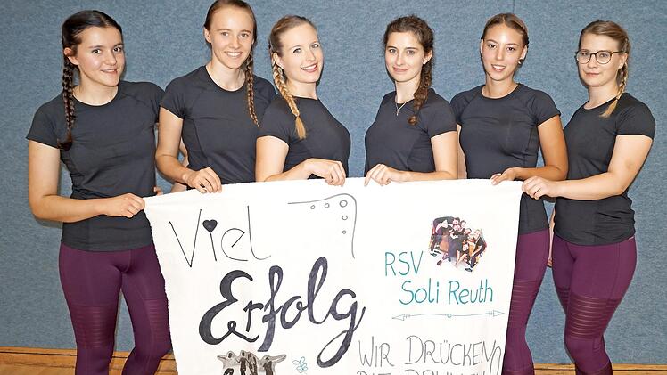 Es ist geschafft und das Daumendrücken hat sich gelohnt. Die Reuther Radsportlerinnen haben im Finale um die Deutsche Meisterschaft die Bronzemedaille geholt. Im Bild (von links): Anne Voit, Veronika Lurz, Vanessa Schwarz, Marie Fischer, Tina Katholing und Annika Stumpf.  Foto: Thomas Bittruf, Archiv