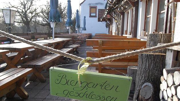 Im Biergarten nahe des Saaleufers war an Sommertagen viel los.  Foto: Wolfgang Dünnebier