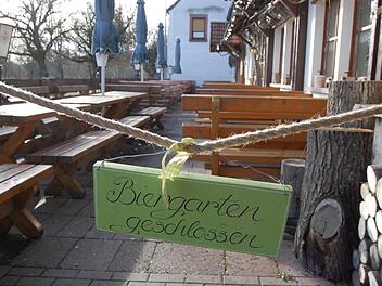 Im Biergarten nahe des Saaleufers war an Sommertagen viel los.  Foto: Wolfgang Dünnebier