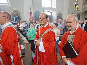 Der neue Pfarrer der Pfarreiengemeinschaft Sankt Georg - Maria  Ehrenberg, Hans Thurn (Mitte),  beim Einzug zum Einführungsgottesdienst mit Dekan Armin Haas. Marion Eckert