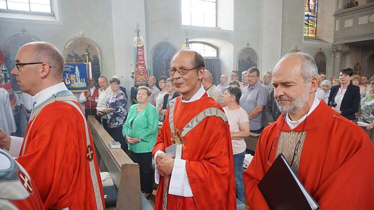 Der neue Pfarrer der Pfarreiengemeinschaft Sankt Georg - Maria  Ehrenberg, Hans Thurn (Mitte),  beim Einzug zum Einführungsgottesdienst mit Dekan Armin Haas. Marion Eckert