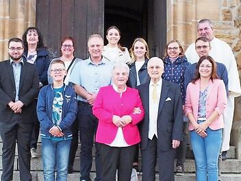 Die Eheleute Ernst und Gabriele Engelhardt (vorne in der Mitte) mit Pfarrer Diter Glaeser und einem Teil der Familie nach dem Dankgottesdienst vor dem Hauptportal der Herz-Jesu Kirche  Foto: Horst Habermann