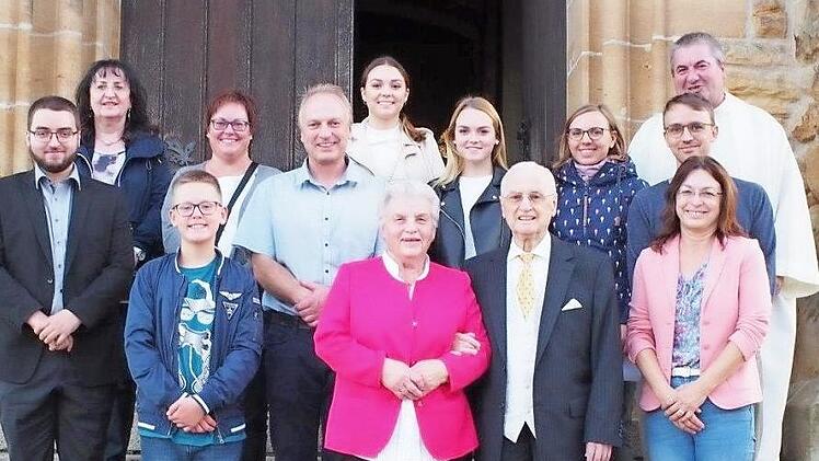 Die Eheleute Ernst und Gabriele Engelhardt (vorne in der Mitte) mit Pfarrer Diter Glaeser und einem Teil der Familie nach dem Dankgottesdienst vor dem Hauptportal der Herz-Jesu Kirche  Foto: Horst Habermann