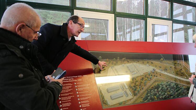 Haine erläutert die Geschehnisse beim Halt am Grenzturm Eisfeld. Foto: Bettina Knauth