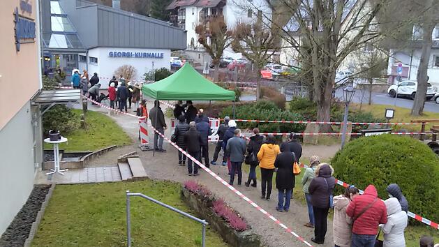 Geduldig warteten viele Impfwillige am Samstag vor der Georgi-Kurhalle in Bad Br&uuml;ckenau. Dort wurden bei einem eigens organisierten Impftag knapp 1200 Impfdosen verabreicht. Foto: Hartmut B&ouml;s