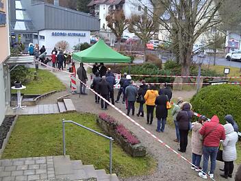 Geduldig warteten viele Impfwillige am Samstag vor der Georgi-Kurhalle in Bad Brückenau. Dort wurden bei einem eigens organisierten Impftag knapp 1200 Impfdosen verabreicht. Foto: Hartmut Bös