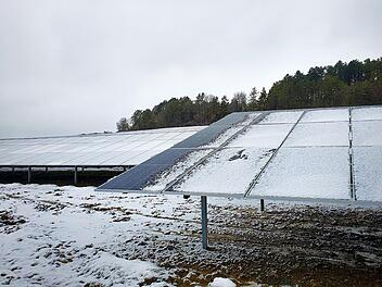 Die Firma Münch Energie aus Rugendorf und die Stadt Kulmbach mit den Stadtwerken gründeten die Neue Energie Kulmbach GmbH & Co. KG. Sie ist zugleich Eigentümer und Betreiber der Freiflächenanlage in Grafendobrach. Die komplette Investitionssumme beläuft sich auf rund 15 Millionen Euro, die Anlage hat eine Ausdehnung von zwölf Hektar.