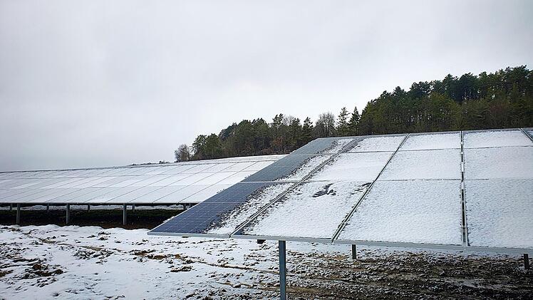 Die Firma Münch Energie aus Rugendorf und die Stadt Kulmbach mit den Stadtwerken gründeten die Neue Energie Kulmbach GmbH & Co. KG. Sie ist zugleich Eigentümer und Betreiber der Freiflächenanlage in Grafendobrach. Die komplette Investitionssumme beläuft sich auf rund 15 Millionen Euro, die Anlage hat eine Ausdehnung von zwölf Hektar.