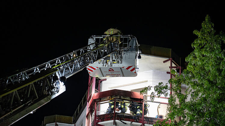 Großeinsatz: Feuerwehr rückt zu nächtlichen Balkonbrand aus