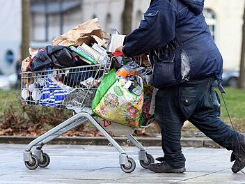 Um sich aufzuwärmen: Obdachloser schürt Feuer im Keller eines Hauses