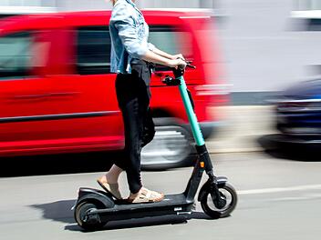 Lohr am Main: 14-J&auml;hrige auf E-Scooter bei Kollision verletzt