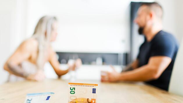 Ehepaar, Streit, Geld, Euro, Pfändung, Gemeinschaftskonto