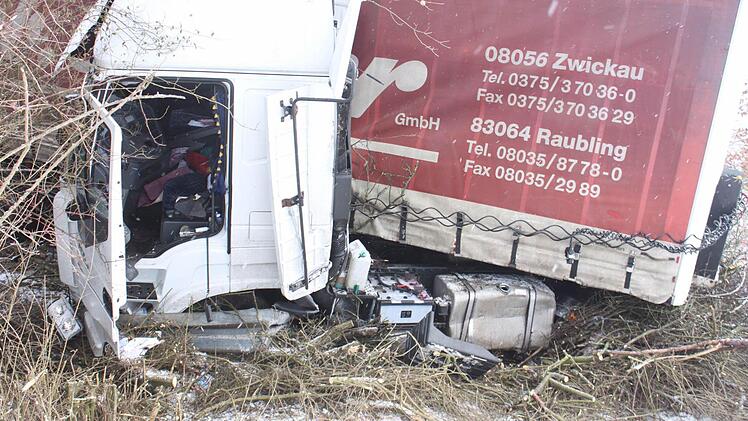Ineinander verkeilt landeten Zugmaschine und Auflieger am Fuß der Böschung. Foto: Andreas Dorsch