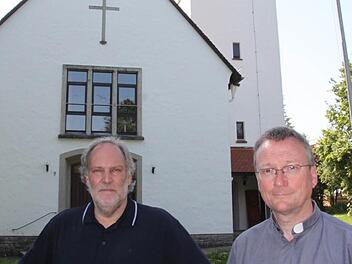 Pfarrer Thomas Wagner (rechts) und Kirchenpfleger Jos Flieser vor der 60 Jahre alten katholischen Kirche in Thurnau.  Fotos: Jürgen Gärtner