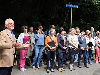 Mit der Benennung eines Weges im Pfarrschrot ehrte die Gemeinde Niederfüllbach am Samstag ihren verstorbenen Ehrenbürger Franz Möckl. "Franz Möckl hat das Chor- und Verbandsleben ganz gewaltig geprägt", sagte der Vorsitzende des Fränkischen Sängerbundes Peter Jacobi (vorn). Die Einweihung wurde untermalt von Liedern des Komponisten, vorgetragen vom Singverein Niederfüllbach (Leitung Carolin Heckel, links), den Möckl viele Jahre geleitet hatte.Foto: Bettina Knauth