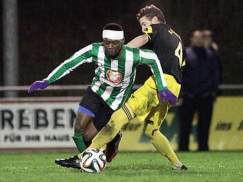 Der Priegendorfer Stefan Huttner (r.) lässt Mohamed Fofanah von der SG ASV Reckendorf/SV RW Gerach nicht enteilen. Fotos: sportpress