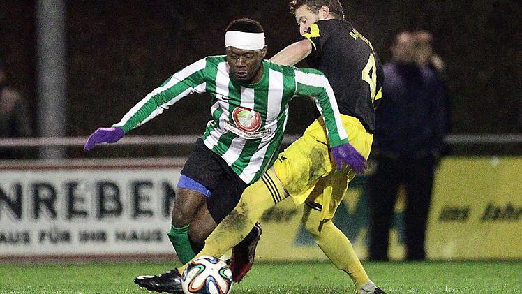 Der Priegendorfer Stefan Huttner (r.) lässt Mohamed Fofanah von der SG ASV Reckendorf/SV RW Gerach nicht enteilen. Fotos: sportpress