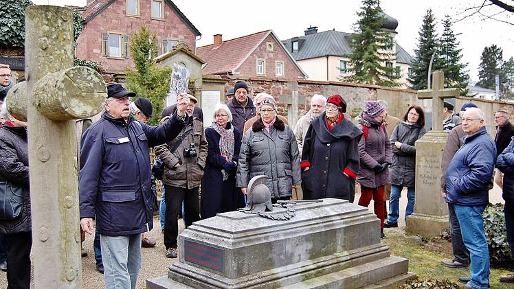 Grabstätten erinnern bis heute an den Bruderkrieg. Foto: Sigismund von Dobschütz