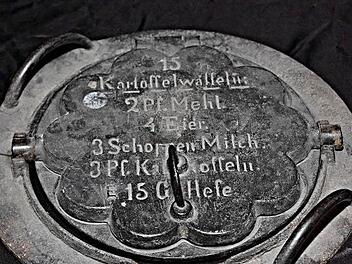Ein seltenes Stück und unter den Waffeleisen das Lieblingsexponat von Ingo Hafenecker (Foto) wurde entwendet. Es hat einen Durchmesser von 25 Zentimeter und trägt die sichtbare Gravur. Foto: Bürgerverein Ebern