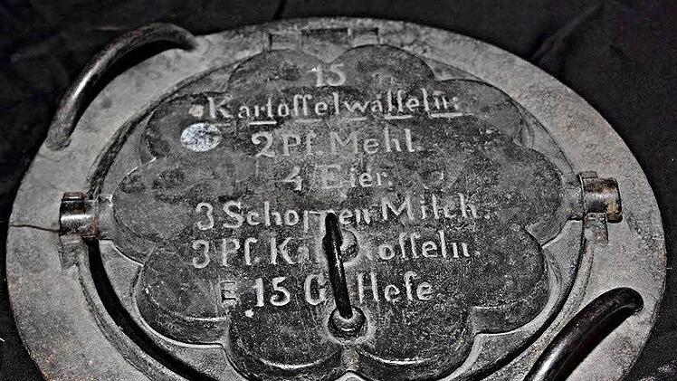 Ein seltenes Stück und unter den Waffeleisen das Lieblingsexponat von Ingo Hafenecker (Foto) wurde entwendet. Es hat einen Durchmesser von 25 Zentimeter und trägt die sichtbare Gravur. Foto: Bürgerverein Ebern